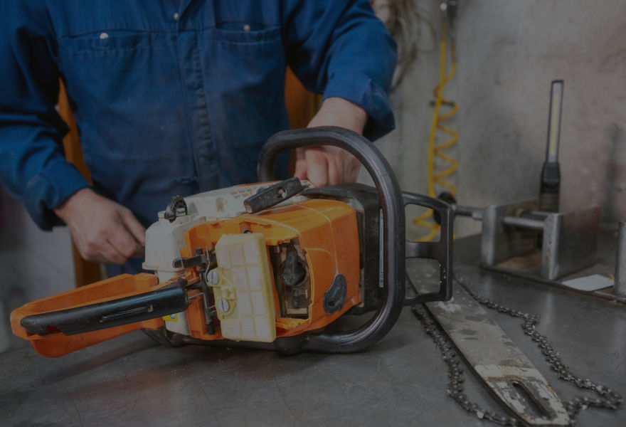 técnico reparando motosierra